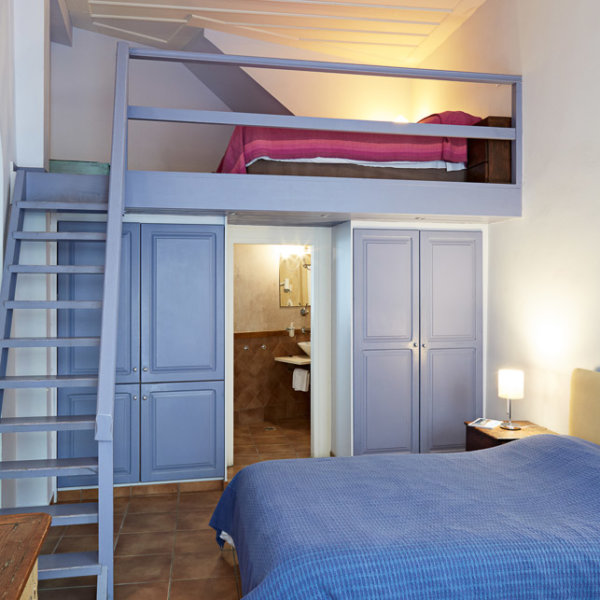 Lila Guesthouse Quadruple Blue 1