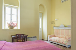 Lila Guesthouse Quadruple Yellow 4